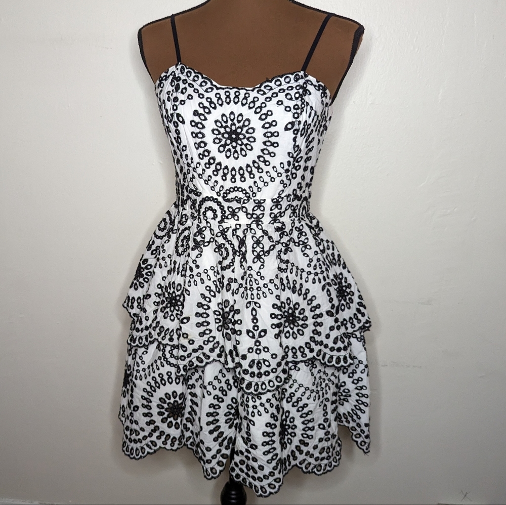 Ruffle sweetheart neck dress sz4